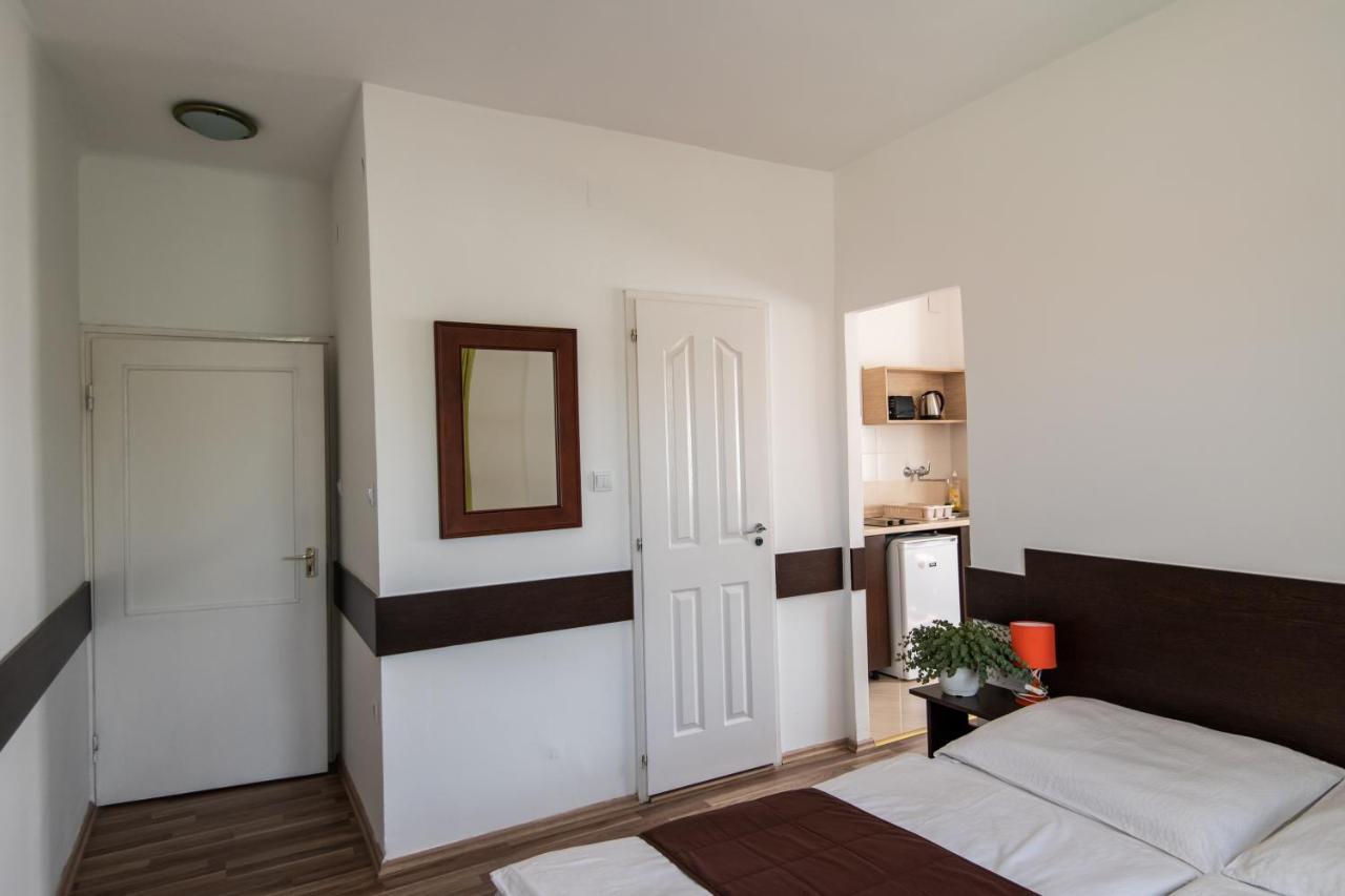 Hello Apartmanhaz Шопрон Екстериор снимка