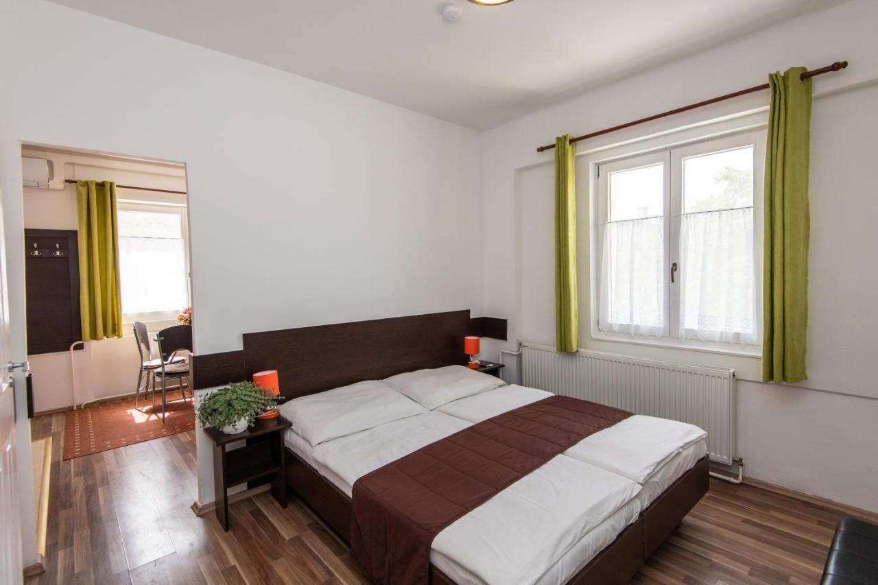 Hello Apartmanhaz Шопрон Екстериор снимка