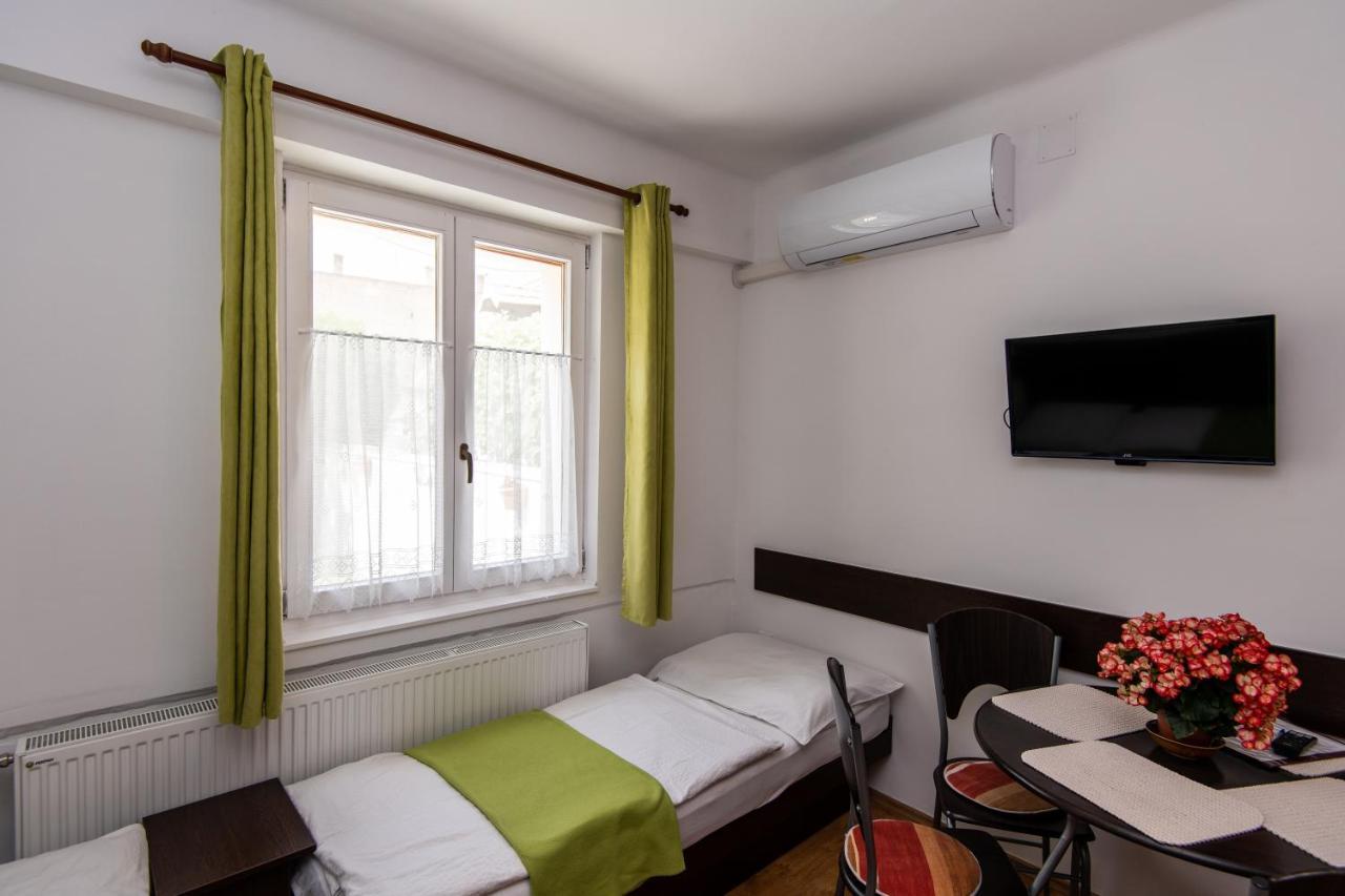 Hello Apartmanhaz Шопрон Екстериор снимка